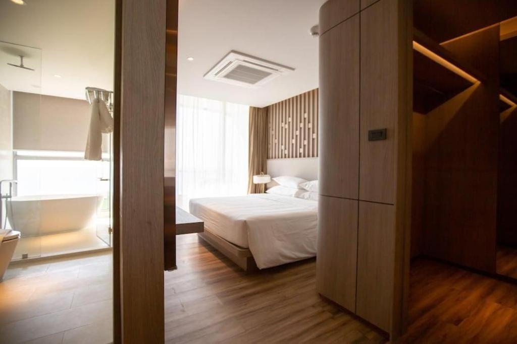 Symphony Of The Sea Hotel Bang Saen Exterior photo